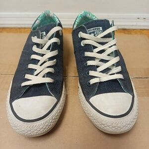 Woman's Converse low tops